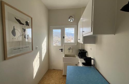 Vyronas Apartamento | Quiet, Sunny & Terrace with Acropolis View