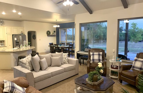 Boerne Casa | Quiet tree lined street, 1 minute from downtown Boerne