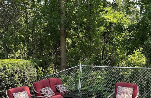 Newton Casa | Quiet, upscale Boston Suburb stay-fast access to Boston hub and hospitals