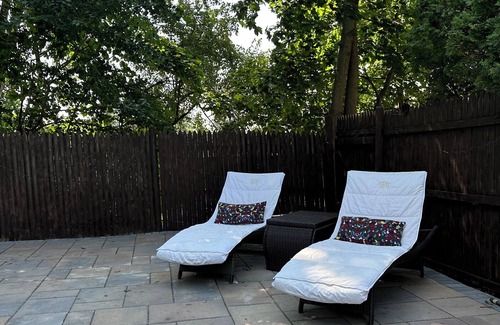 Newton Casa | Quiet, upscale Boston Suburb stay-fast access to Boston hub and hospitals