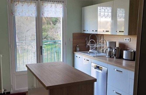 Cornillon-Confoux Casa | Quiet villa with swimming pool and wooded garden, sleeps 10 to 12.