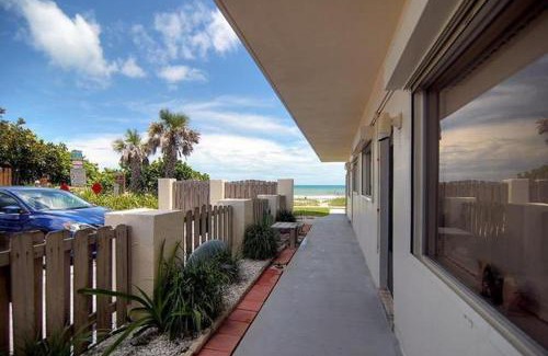 Crescent Beach Casa | Quiet Vista Del Mar 2 Bedroom Condo Beachfront Property