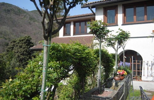 Varazze Casa | Propiedad tranquila y bien equipada con jardín amurallado. Se admiten mascotas.