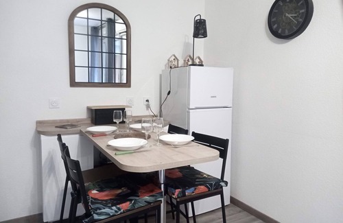 Lourdes Apartamento | Quiet, well-located 1 bed 140 + bed with 2 extra beds. covered digicode parking.