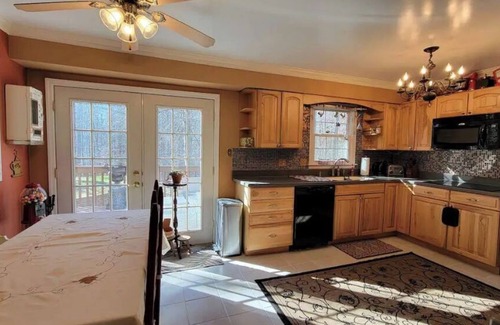 Manassas Casa | Quiet Wooded Retreat - Cohosted by Chau and John