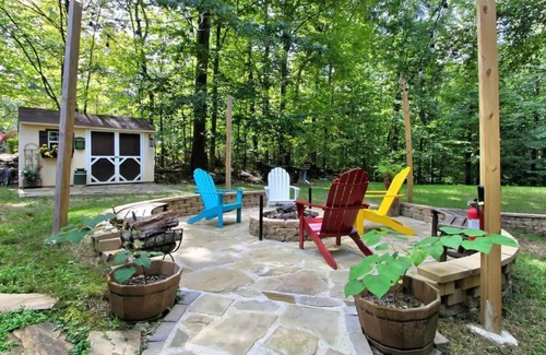 Manassas Casa | Quiet Wooded Retreat - Cohosted by Chau and John