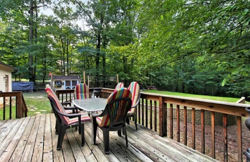 Manassas Casa | Quiet Wooded Retreat - Cohosted by Chau and John