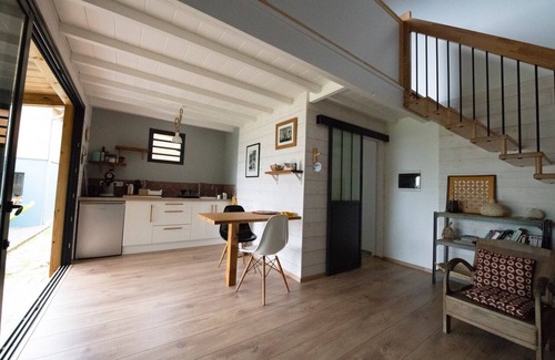 Les Avirons Casa | Casa de madera tranquila, vistas al mar y al jardín.