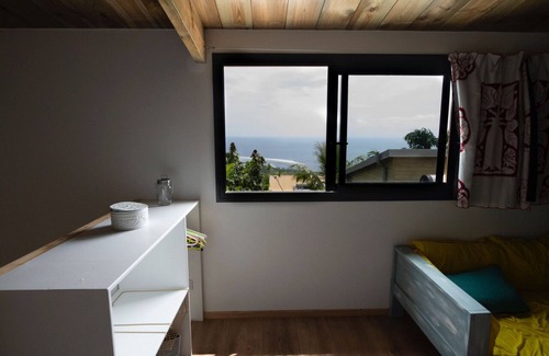 Les Avirons Casa | Casa de madera tranquila, vistas al mar y al jardín.