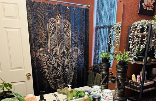 Centennial Hills Casa | Quiet zen den bedroom / bathroom in safe neighborhood