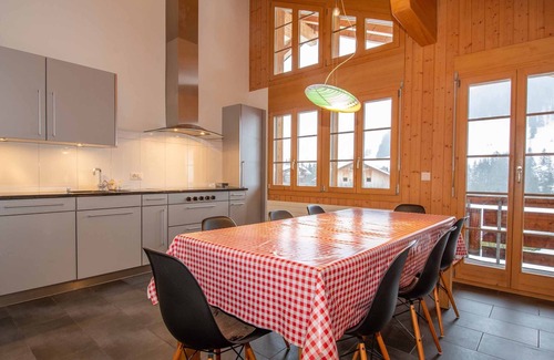 Adelboden Apartamento | Apartamento tranquilo para 6 personas. Balcón con una hermosa vista a la montaña.