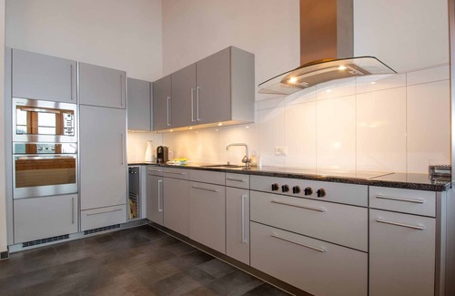 Adelboden Apartamento | Apartamento tranquilo para 6 personas. Balcón con una hermosa vista a la montaña.