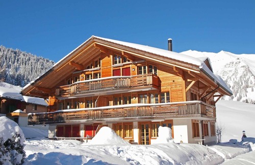 Adelboden Apartamento | Apartamento tranquilo para 6 personas. Balcón con una hermosa vista a la montaña.