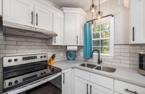 High Point Apartamento | Quietude Place · Stylish 2 Bedroom House with Full Kitchen near HPU