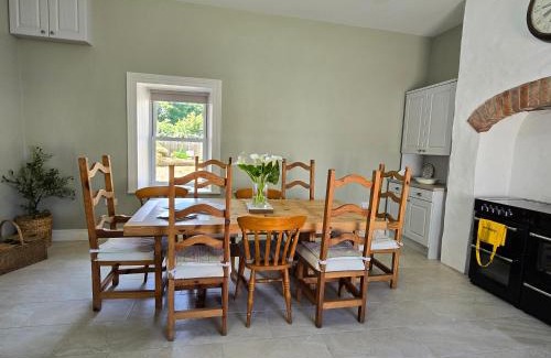 Coleraine Casa | Quilly Farm House - North Coast - Entire House, near Castlerock, Coleraine, Beach walks, countrywalks, golf courses