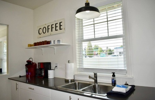 Baker City Apartamento | Quinn`s Cottage! Adorable Downtown Home!