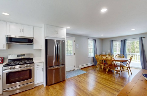 Dennis Casa | Quintessential Cape Cod Home. Beautiful Beaches, Chip Shot to Golf and Town