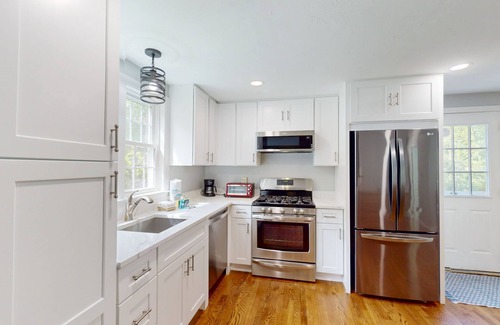 Dennis Casa | Quintessential Cape Cod Home. Beautiful Beaches, Chip Shot to Golf and Town