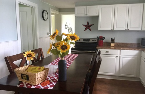 Geneseo Cabaña | ¡QUINTESSENTIAL FINGER LAKES COTTAGE! ¡EL ENCANTO SE ENCUENTRA EN ESTA ACOGEDOR LAGO GEFRONT GEM!
