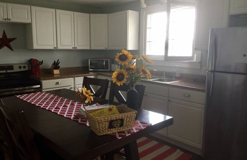 Geneseo Cabaña | ¡QUINTESSENTIAL FINGER LAKES COTTAGE! ¡EL ENCANTO SE ENCUENTRA EN ESTA ACOGEDOR LAGO GEFRONT GEM!