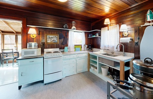 Oak Bluffs Cabaña | Quintessential Martha's Vineyard cottage with yard/patio - walk to Inkwell Beach