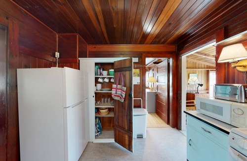 Oak Bluffs Cabaña | Quintessential Martha's Vineyard cottage with yard/patio - walk to Inkwell Beach