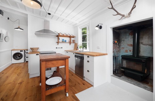 Russell Cabaña | Quintessential Russell Cottage Right In The Heart Of The Village