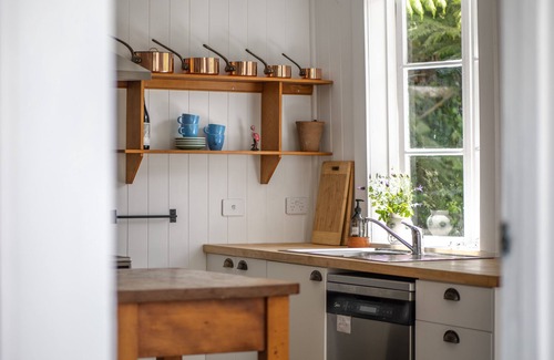 Russell Cabaña | Quintessential Russell Cottage Right In The Heart Of The Village