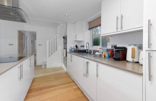 Edgware Casa | Quirky 3 Bdr 2 Bath Cottage with Parking