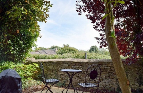 Kidlington Cabaña | Quirky and cosy canal-side cottage in the Oxfordshire countryside.