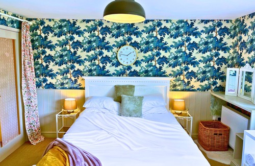 Faringdon Otro | Quirky and Unique Farm House; A Perfect Writers Retreat