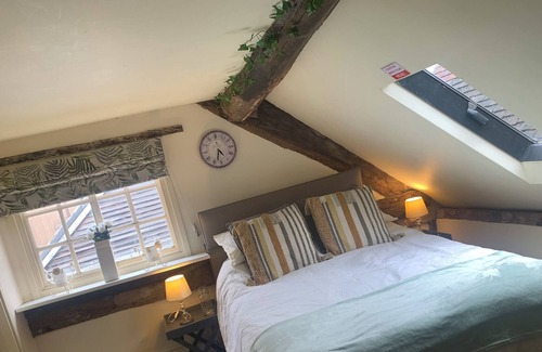 Leominster Apartamento | Quirky Apartment Above a Working Cafe in Historical Market Town