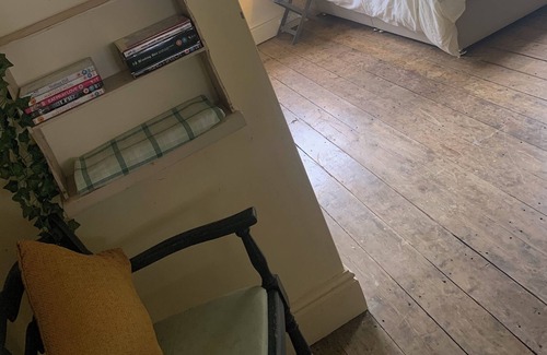 Leominster Apartamento | Quirky Apartment Above a Working Cafe in Historical Market Town