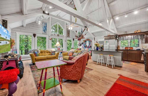 Lebanon Cabina | Quirky cabin retreat on 4 acres w spa, arcade rm, art&book loft -- near Hershey