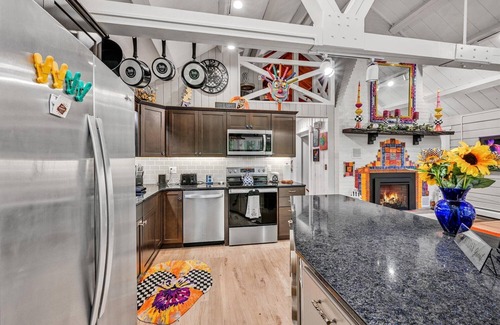 Lebanon Cabina | Quirky cabin retreat on 4 acres w spa, arcade rm, art&book loft -- near Hershey