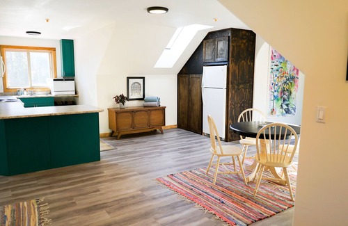 Regional District of Nanaimo Otro | Quirky Farm Stay - 2 Bedrooms - Hot tub
