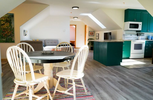 Regional District of Nanaimo Otro | Quirky Farm Stay - 2 Bedrooms - Hot tub