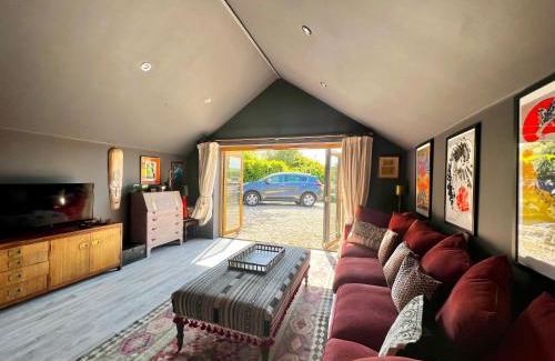 Cherhill Casa | Quirky Luxury Barn Sleeps 8, Pet Friendly