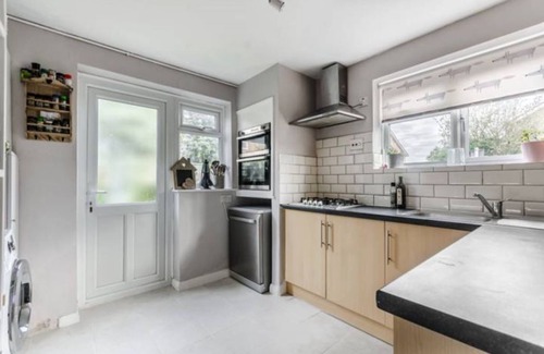 Hampton Wick Apartamento | Extravagante y privado apartamento de 2 camas dobles con jardín privado Kingston upon Thames
