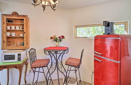 Santa Cruz Apartamento | Quirky Santa Cruz Studio w/ Shared Courtyard!