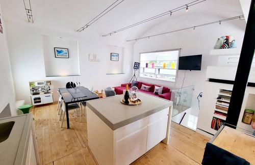 Hove Cabaña | Quirky Seaside Family Cottage, walk to the waves!
