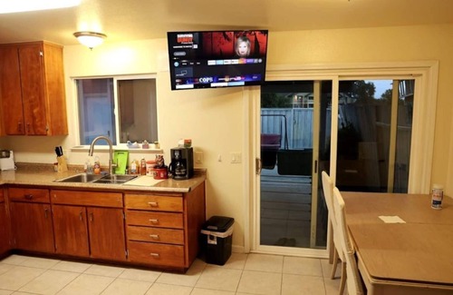 Brentwood Casa | Quite 3 bedroom 1.5 bathroom 2 story house