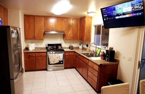 Brentwood Casa | Quite 3 bedroom 1.5 bathroom 2 story house