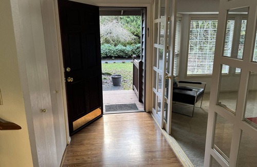 Edmonds Casa | quite and private near trails and downtown
