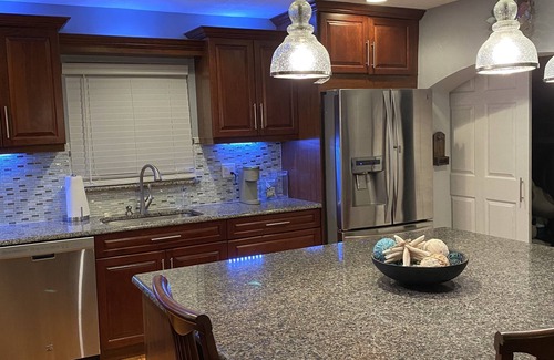 Holly Hill Casa | Quite & Cheerful Centrally Located 3 Bedroom Home