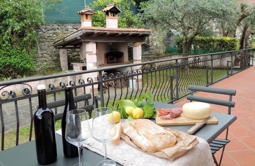 Seravezza Apartamento | Quite, exclusive apartment, sea view, garden with bbq, equipped terrace