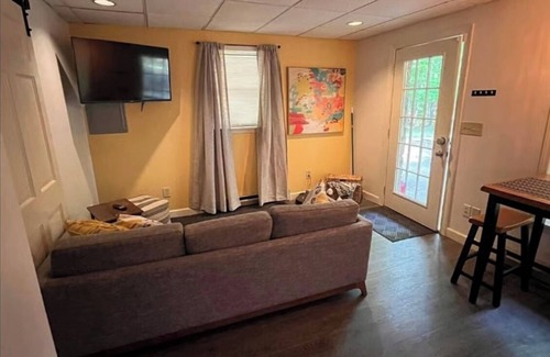 Summerfield Apartamento | Quite in law suite
