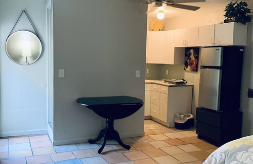 Largo Casa | Quite neighborhood, Free Parking, Super Wi-Fi, Private Guest House