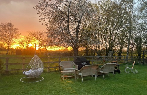 Buscot Casa | QUNITESSENITALLY ENGLISH MANOR SLEEPS 20 , HOT TUB, BBQ, WILD SWIMMING , BOATING