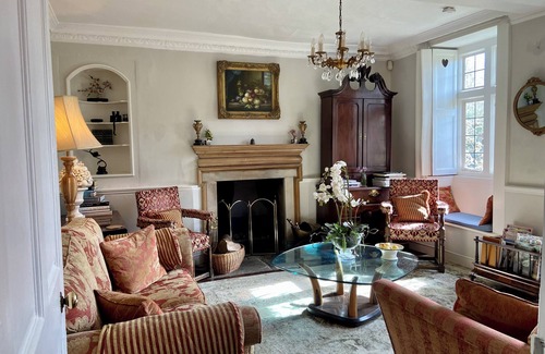 Buscot Casa | QUNITESSENITALLY ENGLISH MANOR SLEEPS 20 , HOT TUB, BBQ, WILD SWIMMING , BOATING